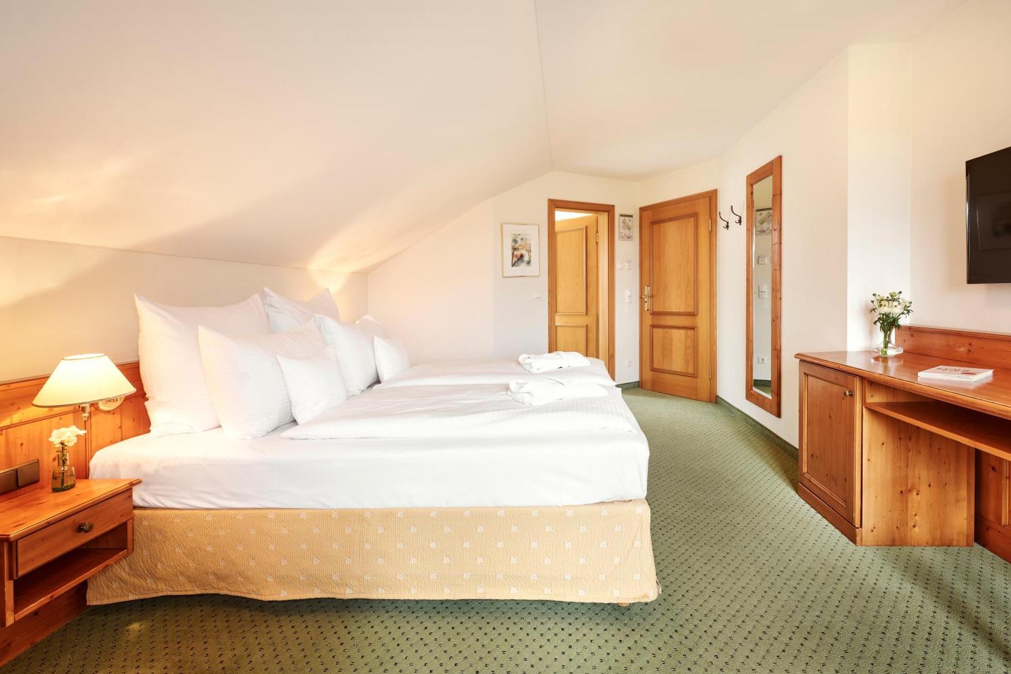 Hotel Auf Der Gsteig Gmbh Lechbruck Room photo